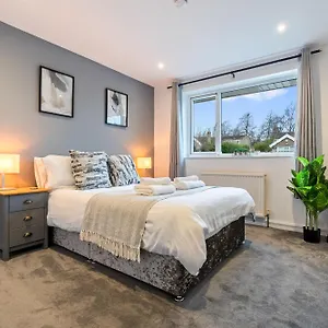 Holiday home Cosy 2-bedroom With Private Hot Tub
